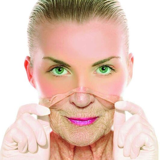 Une femme adulte se débarrasse des rides de son visage avec des remèdes maison