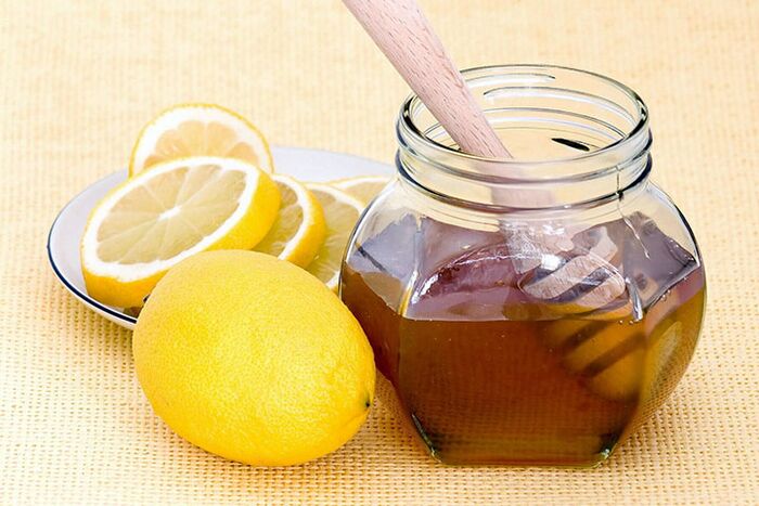 Le citron et le miel sont les ingrédients d'un masque qui blanchit et raffermit parfaitement la peau du visage. 