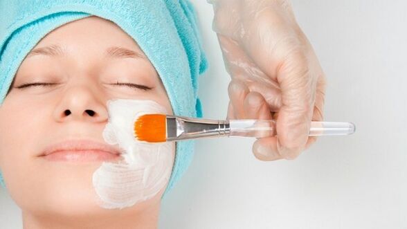 Masque un remède populaire pour le rajeunissement de la peau à la maison. 