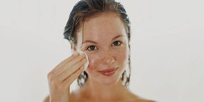 Appliquer de l'huile sur la peau du visage pour la rajeunir. 
