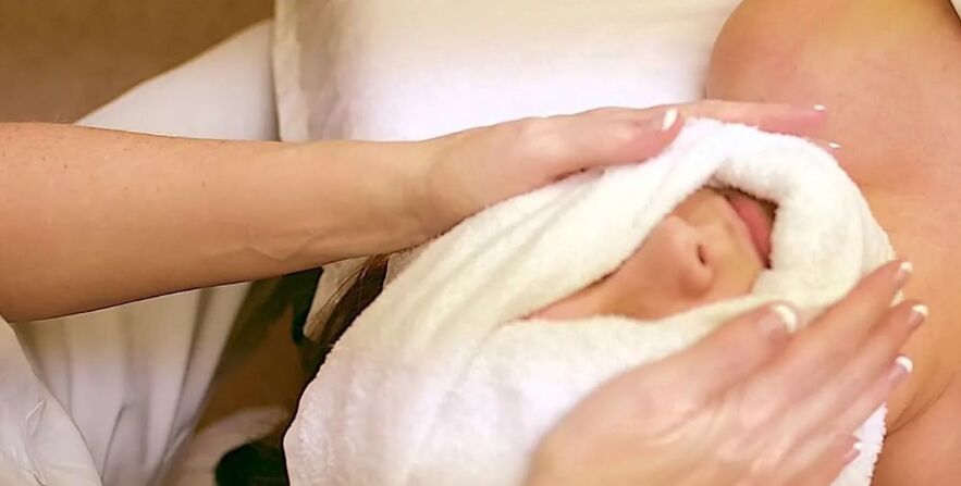 Technique de massage avec une serviette